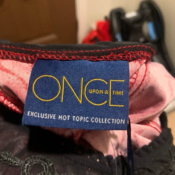 🍎“Once Upon a Time” Regina Red Velvet Apple & Vine Design Dress Hot Topic - Picture 8 of 12